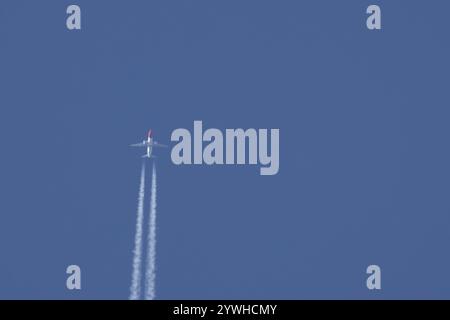 Boeing 737 Jet-Flugzeug von Norwegian Air Airlines, die in einem blauen Himmel mit einer Dampfspur oder einem Kondensstreifen dahinter fliegen, England, Vereinigtes Königreich, Europa Stockfoto