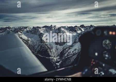 Flug über das Lechtal im späten Winter mit einem kleinen Flugzeug in Tirol, Österreich, Europa Stockfoto