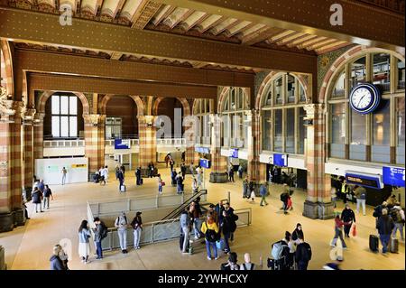 Innenansicht des Centraal Station, Hauptbahnhof mit Flagge, Amsterdam, Niederlande Stockfoto