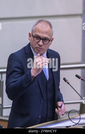 Brüssel, Belgien Dezember 2024. Flämischer Ministerpräsident Matthias Diependaele, Bild auf einer Plenartagung des flämischen Parlaments am Mittwoch, den 11. Dezember 2024 in Brüssel. BELGA PHOTO JONAS ROOSENS Credit: Belga News Agency/Alamy Live News Stockfoto