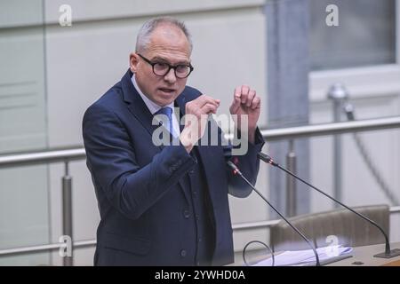 Brüssel, Belgien Dezember 2024. Flämischer Ministerpräsident Matthias Diependaele, Bild auf einer Plenartagung des flämischen Parlaments am Mittwoch, den 11. Dezember 2024 in Brüssel. BELGA PHOTO JONAS ROOSENS Credit: Belga News Agency/Alamy Live News Stockfoto