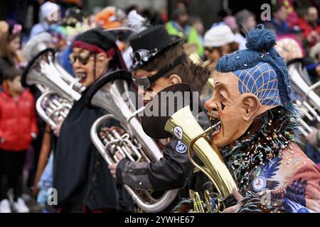 Guggenmusik bei der Karnevalsparade der Wey-Gilde am Rosenmontag, Guedismaentig, Luzerner Karneval 2024, Luzern, Schweiz, Europa Stockfoto