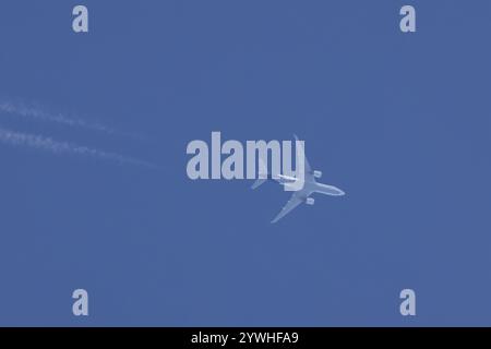 Airbus A300-Jet-Flugzeug von Fedex-Airlines, die in einem blauen Himmel mit einer Dampfspur oder einem Kondensstreifen dahinter fliegen, England, Großbritannien, Europa Stockfoto