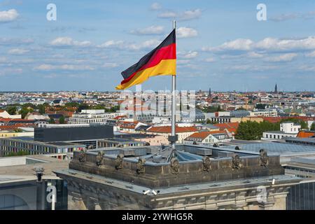 Berliner Dachlandschaft mit schwenkender deutscher Flagge und breitem Horizont, Blick vom Reichstagsgebäude, Deutscher Bundestag, Berlin, Deutschland, Europa Stockfoto