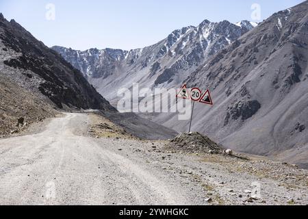 Schmale Schotterpiste in Berglandschaft am Chong Ashuu Pass, Tian Shan Mountains, Issyk-Kul, Kirgisistan, Asien Stockfoto