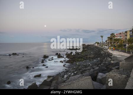 Vollmond, Lavastrand, Playa de San Juan, Teneriffa, Kanarische Inseln, Spanien, Europa Stockfoto