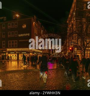 Weihnachtsbeleuchtung an der Soegestraße, Hansestadt Bremen, Einkaufsstraße in der Altstadt, Weihnachtsdekoration, Nachtaufnahme, Deutschland, Europa Stockfoto