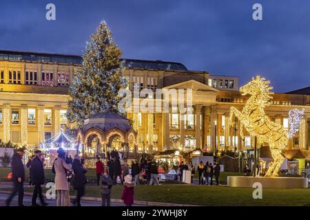 Stuttgarter Weihnachtsmarkt am Abend. Traditionelle Veranstaltung mit mehr als 3,5 Millionen Besuchern pro Jahr. Die Highlights zeigen die Sehenswürdigkeiten der Statistik Stockfoto