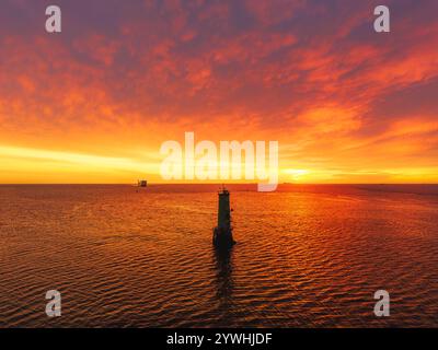 Feuriger Morgenhimmel über dem North Bull Lighthouse Stockfoto