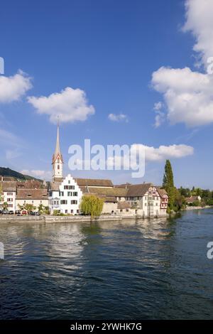 Flusslandschaft mit Kirche, Fachwerkhäusern und bewölktem Himmel, Blick auf die Altstadt von Stein am Rhein mit St. Georgskloster, Stein am Rhein, Stockfoto