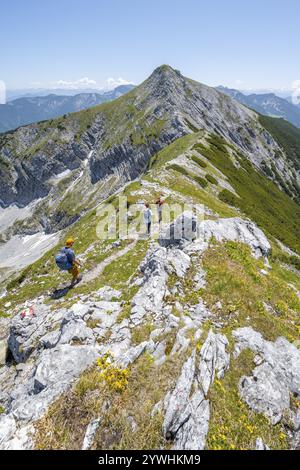 Drei Bergsteiger auf dem Wanderweg auf dem Gipfelkamm des Unnuetz, hinter Achensee, Unnuetz-Kreuzung, Brandenberger Alpen, Tirol, Österreich, Europa Stockfoto