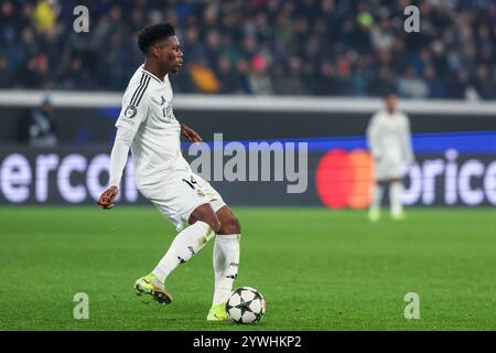 Bergamo, Italien. Dezember 2024. Aurelien Tchouameni von Real Madrid CF in Aktion während der UEFA Champions League 2024/25 - Matchday 6 Fußballspiel zwischen Atalanta BC und Real Madrid CF im Gewiss Stadium Credit: dpa/Alamy Live News Stockfoto