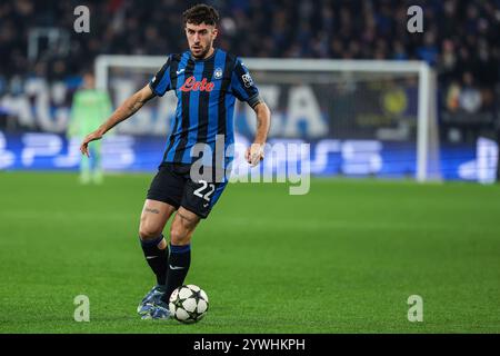 Bergamo, Italien. Dezember 2024. Matteo Ruggeri von Atalanta BC in Aktion während der Phase der UEFA Champions League 2024/25 - Matchday6 Fußballspiel zwischen Atalanta BC und Real Madrid CF im Gewiss Stadium Credit: dpa/Alamy Live News Stockfoto