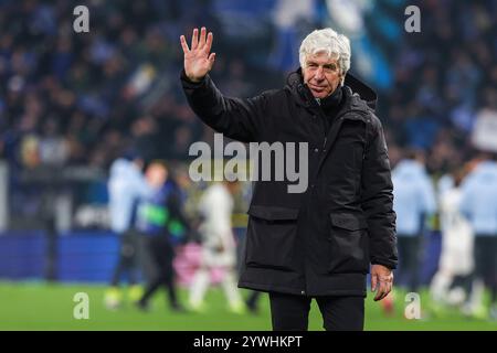 Bergamo, Italien. Dezember 2024. Gian Piero Gasperini Head Coach von Atalanta BC begrüßt die Fans während der UEFA Champions League 2024/25 League-Phase - Matchday6-Fußballspiel zwischen Atalanta BC und Real Madrid CF im Gewiss Stadium Credit: dpa/Alamy Live News Stockfoto