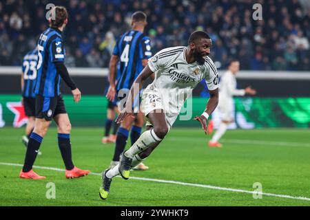 Bergamo, Italien. Dezember 2024. Antonio Rudiger von Real Madrid CF feiert während der UEFA Champions League 2024/25-Phase - Matchday 6 Fußballspiel zwischen Atalanta BC und Real Madrid CF im Gewiss Stadium Credit: dpa/Alamy Live News Stockfoto