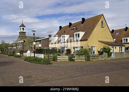 Blick auf das Dorf mit Wattenkirche, (Waddenkerk), de Cocksdorp, Texel, Holland, Niederlande Stockfoto