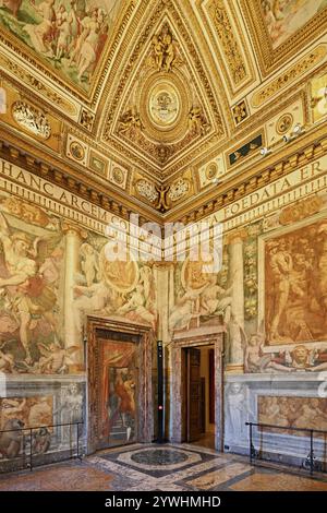 Deckenmalerei und goldene Wanddekorationen in der Sala Paolina, Papstkammer, Castel Sant Angelo, Castel Sant'Angelo, Museum, Rom, Latium, Italien, Stockfoto