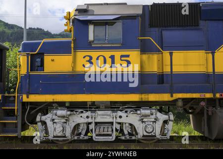 Nahaufnahme einer blau-gelben Lokomotive der Alaska Railway mit der Nummer 3015, Alaska Railroad, Seward, Alaska, USA, Nordamerika Stockfoto