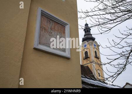 Wappen von Leoben, hinter dem Turm der Jakobikirche, Leoben, Steiermark, Österreich, Europa Stockfoto