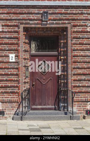 Eingang zum Backsteinwohnhaus am Waldemar-Becke-Platz, Bremerhaven, Bremen, Deutschland, Europa Stockfoto