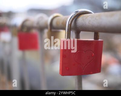 Liebesschlösser auf einer Rheinbrücke, verschwommener Hintergrund, Köln, Deutschland, Europa Stockfoto