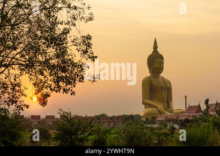 Wat Muang ist ein alter Tempel in der Provinz Ang Thong. Die große Buddha-Statue wurde 2008 erbaut. Es ist das größte in Thailand und segnet bei einem Besuch Stockfoto