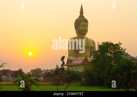 Wat Muang ist ein alter Tempel in der Provinz Ang Thong. Die große Buddha-Statue wurde 2008 erbaut. Es ist das größte in Thailand und segnet bei einem Besuch Stockfoto