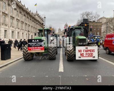 Britische Landwirte protestieren mit Traktorprozession in Westminster gegen die neuen Erbschaftssteuervorschriften Stockfoto