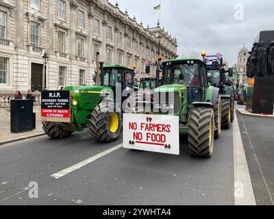 Britische Landwirte protestieren mit Traktorprozession in Westminster gegen die neuen Erbschaftssteuervorschriften Stockfoto