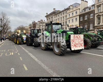 Britische Landwirte protestieren mit Traktorprozession in Westminster gegen die neuen Erbschaftssteuervorschriften Stockfoto