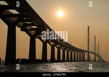 Zhuhai. Dezember 2024. Ein Drohnenfoto vom 7. Dezember 2024 zeigt einen Abschnitt der Huangmaohai Cross-Sea Passage in der südchinesischen Provinz Guangdong. Die Huangmaohai Cross-Sea Passage, die Guangdong Zhuhai City und Jiangmen City verbindet, wurde am Mittwoch offiziell für den Verkehr freigegeben. Diese Passage erstreckt sich über eine Gesamtlänge von etwa 31 Kilometern mit einem 14 km langen Abschnitt über dem Meer und umfasst zwei Hauptbrücken, nämlich die Huangmaohai Bridge und die Gaolan Port Bridge. Quelle: Liu Dawei/Xinhua/Alamy Live News Stockfoto