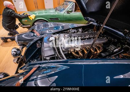 London, Großbritannien. Dezember 2024. 1952 Jaguar XK120 Roadster Fahrgestellnr 672276, Schätzung: £80.000 - £100.000 - Bonhams Cars' Bond Street Sale, Important Collectors' Motor Cars und Automobilia im New Bond Street saleroom. Die Auktion umfasst sowohl Automobilia als auch zeitgenössische und Veteranenautos. Der Verkauf findet am 12. Dezember statt. Guy Bell/Alamy Live News Stockfoto