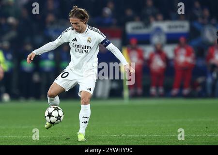 Bergamo, Italien. Dezember 2024. Luka Modric von Real Madrid CF in Aktion während des Spiels der UEFA Champions League Phase MD6 zwischen Atalanta BC und Real Madrid C.F. am 10. Dezember 2024 im Gewiss-Stadion in Bergamo, Italien. Quelle: Marco Canoniero/Alamy Live News Stockfoto