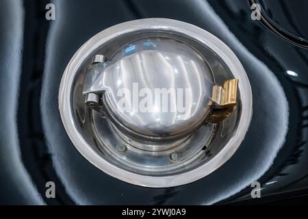 London, Großbritannien. Dezember 2024. 1952 Jaguar XK120 Roadster Fahrgestellnr 672276, Schätzung: £80.000 - £100.000 - Bonhams Cars' Bond Street Sale, Important Collectors' Motor Cars und Automobilia im New Bond Street saleroom. Die Auktion umfasst sowohl Automobilia als auch zeitgenössische und Veteranenautos. Der Verkauf findet am 12. Dezember statt. Guy Bell/Alamy Live News Stockfoto