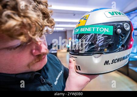 London, Großbritannien. Dezember 2024. Ein signierter und gebrauchter Michael Schumacher 1991 Helm von Arai, geschätzt: 20.000 £ - 25.000 £ - Bonhams Cars' Bond Street Sale, Important Collectors' Motor Cars und Automobilia im New Bond Street saleroom. Die Auktion umfasst sowohl Automobilia als auch zeitgenössische und Veteranenautos. Der Verkauf findet am 12. Dezember statt. Guy Bell/Alamy Live News Stockfoto