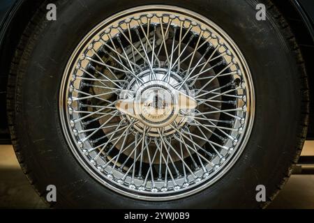 London, Großbritannien. Dezember 2024. 1952 Jaguar XK120 Roadster Fahrgestellnr 672276, Schätzung: £80.000 - £100.000 - Bonhams Cars' Bond Street Sale, Important Collectors' Motor Cars und Automobilia im New Bond Street saleroom. Die Auktion umfasst sowohl Automobilia als auch zeitgenössische und Veteranenautos. Der Verkauf findet am 12. Dezember statt. Guy Bell/Alamy Live News Stockfoto