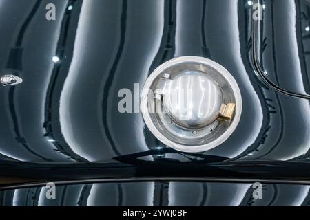 London, Großbritannien. Dezember 2024. 1952 Jaguar XK120 Roadster Fahrgestellnr 672276, Schätzung: £80.000 - £100.000 - Bonhams Cars' Bond Street Sale, Important Collectors' Motor Cars und Automobilia im New Bond Street saleroom. Die Auktion umfasst sowohl Automobilia als auch zeitgenössische und Veteranenautos. Der Verkauf findet am 12. Dezember statt. Guy Bell/Alamy Live News Stockfoto