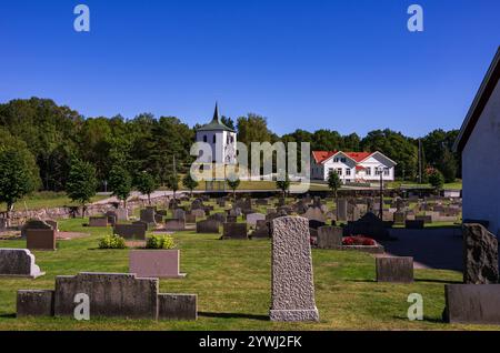 Freistehender Glockenturm aus dem Jahr 1673 und Friedhof von Skee Kyrka im Dorf Skee bei Strömstad in Bohuslän, Schweden. Stockfoto