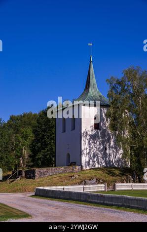 Freistehender Glockenturm aus dem Jahr 1673 von Skee kyrka, einer Kirche aus dem 12. Jahrhundert im Dorf Skee bei Strömstad in Bohuslän, Schweden. Stockfoto