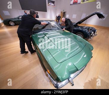 Bonhams, London, Großbritannien. Dezember 2024. Vorschau auf den Bond Street Sale, wichtige Sammlerfahrzeuge und Automobilia, am 12. Dezember. Zu den Höhepunkten gehören: 1986 Aston Martin V8 Volante EFI Registrierungsnummer C53 FEC, geschätzte £ 120.000-150.000. Quelle: Malcolm Park/Alamy Live News Stockfoto