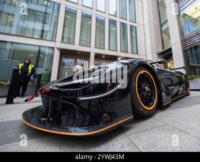 Bonhams, London, Großbritannien. Dezember 2024. Vorschau auf den Bond Street Sale, wichtige Sammlerfahrzeuge und Automobilia, am 12. Dezember. Zu den Höhepunkten zählt eines von 15 mit nur 450 km Entfernung vom Neuen, ca. 2022 McLaren 720S GT3X Coupé, Schätzung: £ 450.000-750.000. Quelle: Malcolm Park/Alamy Live News Stockfoto