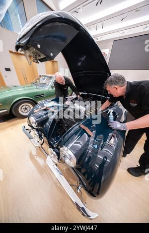 Bonhams, London, Großbritannien. Dezember 2024. Vorschau auf den Bond Street Sale, wichtige Sammlerfahrzeuge und Automobilia, am 12. Dezember. Zu den Höhepunkten gehören: Jaguar XK120 Roadster-Registrierungsnummer 1952 Nicht in Großbritannien registriert, geschätzte £ 80.000-100.000. Quelle: Malcolm Park/Alamy Live News Stockfoto