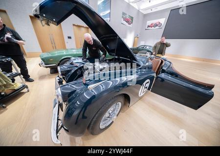 Bonhams, London, Großbritannien. Dezember 2024. Vorschau auf den Bond Street Sale, wichtige Sammlerfahrzeuge und Automobilia, am 12. Dezember. Zu den Höhepunkten gehören: Jaguar XK120 Roadster-Registrierungsnummer 1952 Nicht in Großbritannien registriert, geschätzte £ 80.000-100.000. Quelle: Malcolm Park/Alamy Live News Stockfoto