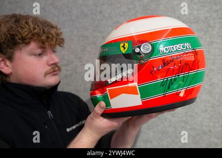 Bonhams, London, Großbritannien. Dezember 2024. Vorschau auf den Bond Street Sale, wichtige Sammlerfahrzeuge und Automobilia, am 12. Dezember. Zu den Höhepunkten zählen: Eddie Irvine's Grand Prix Ersatzhelm von Bieffe 1996, geschätzte £ 3.000-5.000. Quelle: Malcolm Park/Alamy Live News Stockfoto