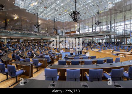 IT-Sicherheitstag NRW im World Conference Center Bonn - 11.12.2024 Gesprächsrunde mit Moderatorin Ute lange Stefan Becker Allianz für Cybersicherheit, Dr. Jens Prager HWK OWL, Dr. Hubertus HILLE IHK Bonn/Rhein-Sieg, Axel PETRI und Christine SKROPKE eurobits e.V. - der IT- Sicherheitstag im Plenarsaal desehemaligen Bundestages, nun Teil des WCCB in Bonn. Eine Veranstaltung der Industrie- und Handelskammern in NRW gemeinsam mit dem Westdeutschen Handwerkskammertag und dem Kompetenzzentrum DIGITAL.SICHER.NRW des Landes NRW. Bonn Gronau Nordrhein-Westfalen Deutschland *** IT-Sicherheitstag NRW am Th Stockfoto