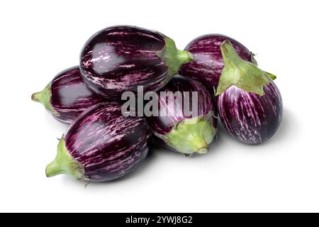 Haufen frischer roher violett gestreifter Mini-Auberginen isoliert auf weißem Hintergrund Nahaufnahme Stockfoto