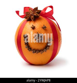 Traditioneller orangener Weihnachtspomander isoliert auf weißem Hintergrund Nahaufnahme Stockfoto