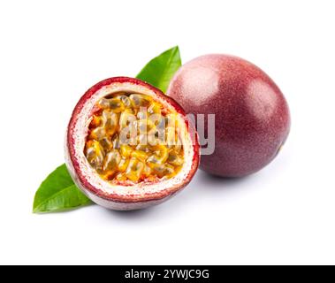 Passionsfrucht mit Blättern. Maracuja-Früchte auf weißem Backgnets Stockfoto