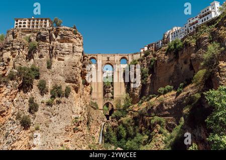 Puente Nuevo Brücke, was bedeutet neue Brücke - einzigartige Architektur über den El Tajo Canyon mit dem Guadalevin Fluss Wasserfall in Ronda Stadt, PR Stockfoto