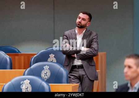 10-12-10 Dutch Tweede Kamer Plenardebatte DEN HAAG, NIEDERLANDE - 10. DEZEMBER: Stephan van Baarle DENK während der Plenardebatte im Tweede Kamer am 10. Dezember 2024 2024 in den Haag, Niederlande den Haag Tweede Kamer Niederlande Inhalte können in den Niederlanden nicht direkt oder indirekt über Dritte weiterverbreitet werden. Copyright: XJohnxBeckmannx Stockfoto